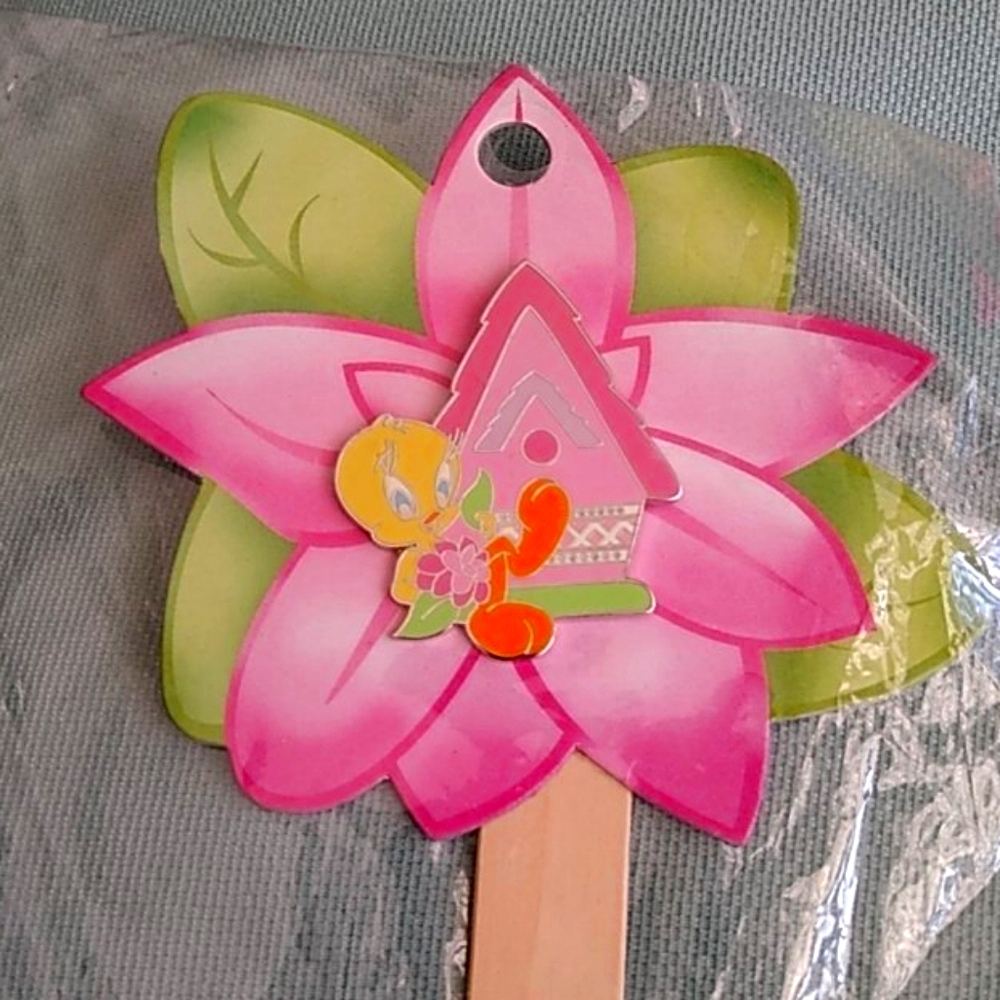WARNER BROTHER'S TWEETY'S GARDEN PIN